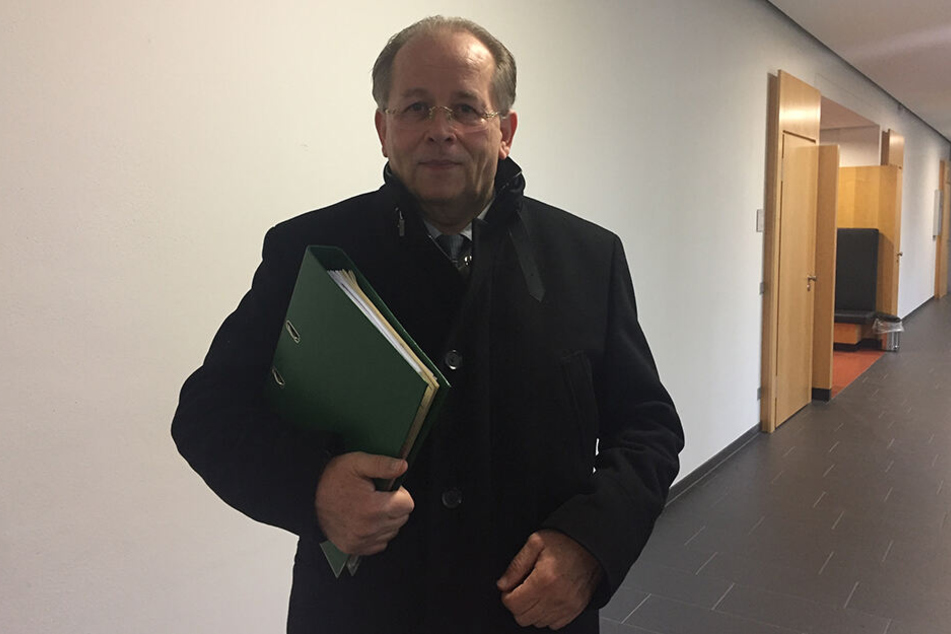 Der 60-jährige Harald Klaebe fordert ausstehende Gehälter.