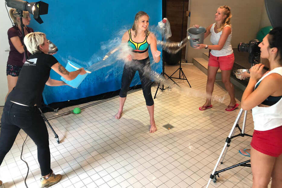 DSC-Spielerin Piia Korhonen wird von drei Seiten mit Wasser überschüttet.