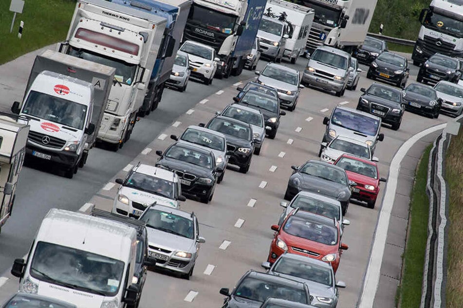 Die A4 ist nach drei Unfällen voll gesperrt. (Archivbild)