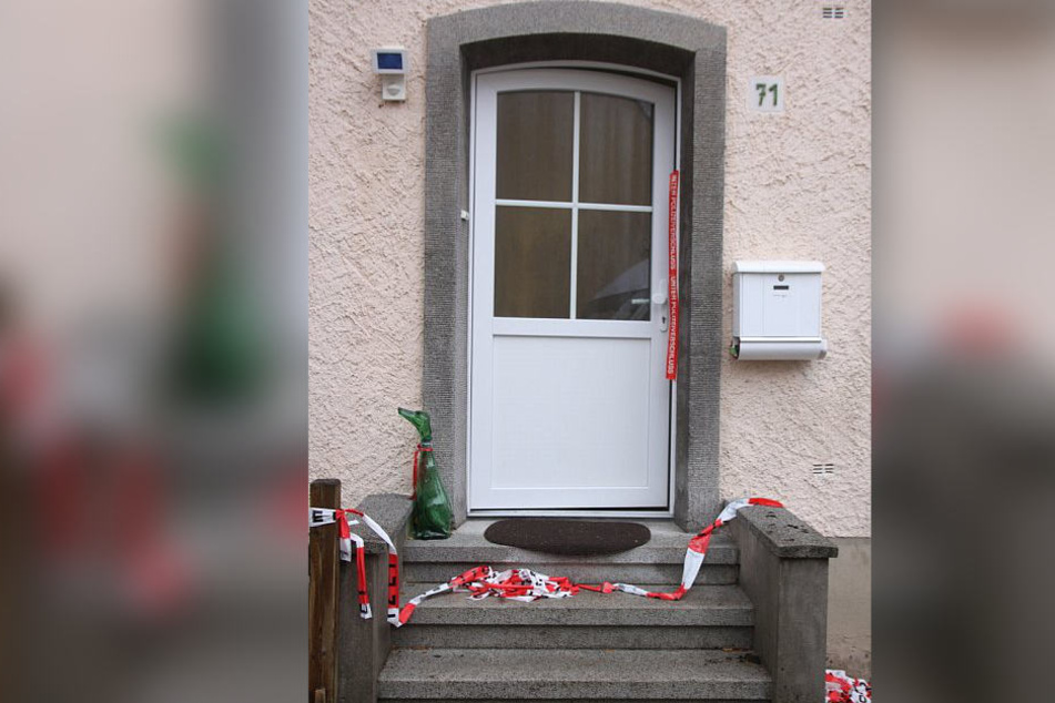 Als die Unbekannten in das Haus einstiegen, war die neunköpfige Familie nicht zuhause.