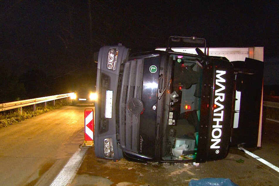 Der Sturm blies den LKW von der Fahrbahn.