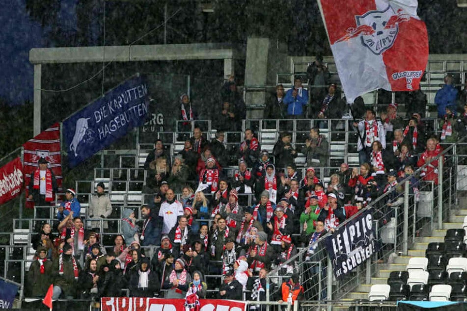 Die mitgereisten Leipziger Fans mussten bei Temperaturen um 5 Grad und teils strömendem Regen ausharren.