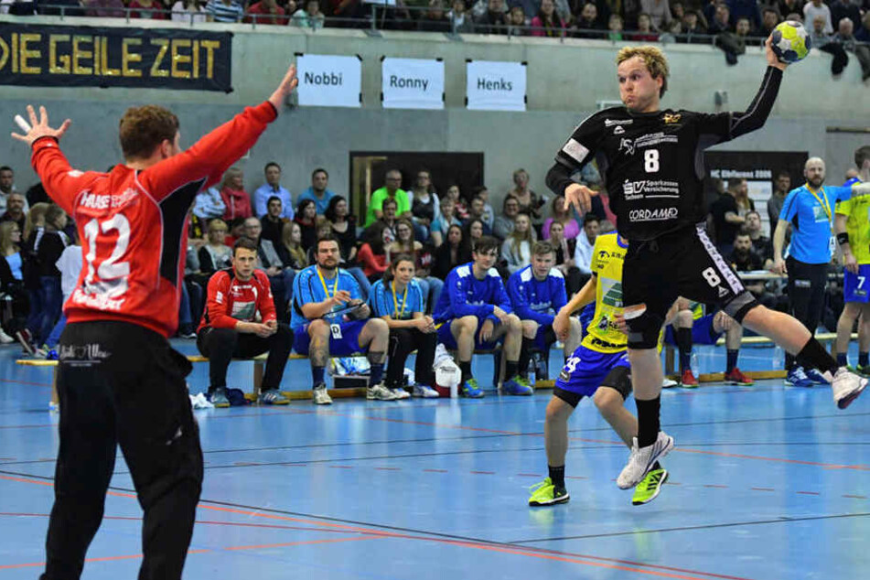 Rene Boese (Dresden) hier im Duell gegen Torwart Patrick Ziebert (Leipzig).