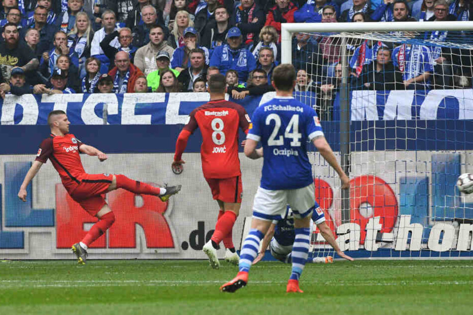 Ante Rebic (li.) trifft nach einem starken Beginn zum 1:0.