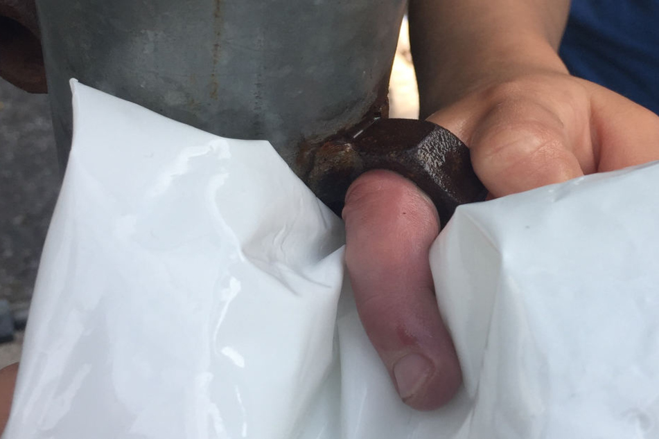 Der Finger steckte in einer angeschweißten Gewindemutter fest.