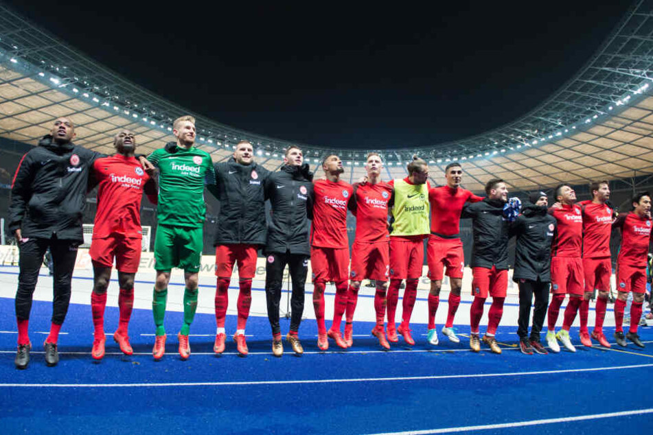 Nach dem Sieg feierten die Spieler vor den mitgereisten Fans.