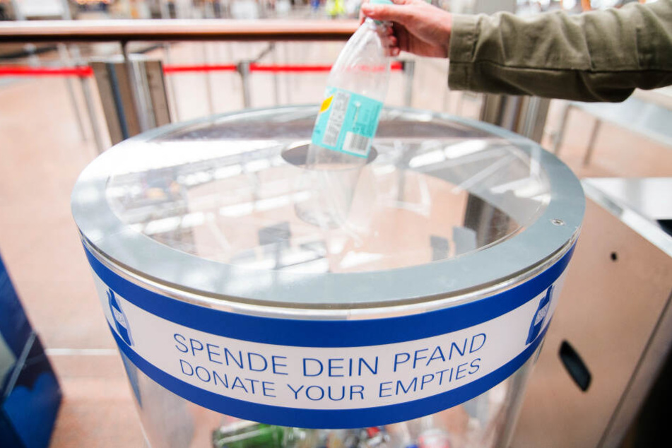 Am Köln/Bonn Airport finden Fluggäste für ihre leeren Getränkeflaschen große, transparente Sammelgefäße von "Spende Dein Pfand".