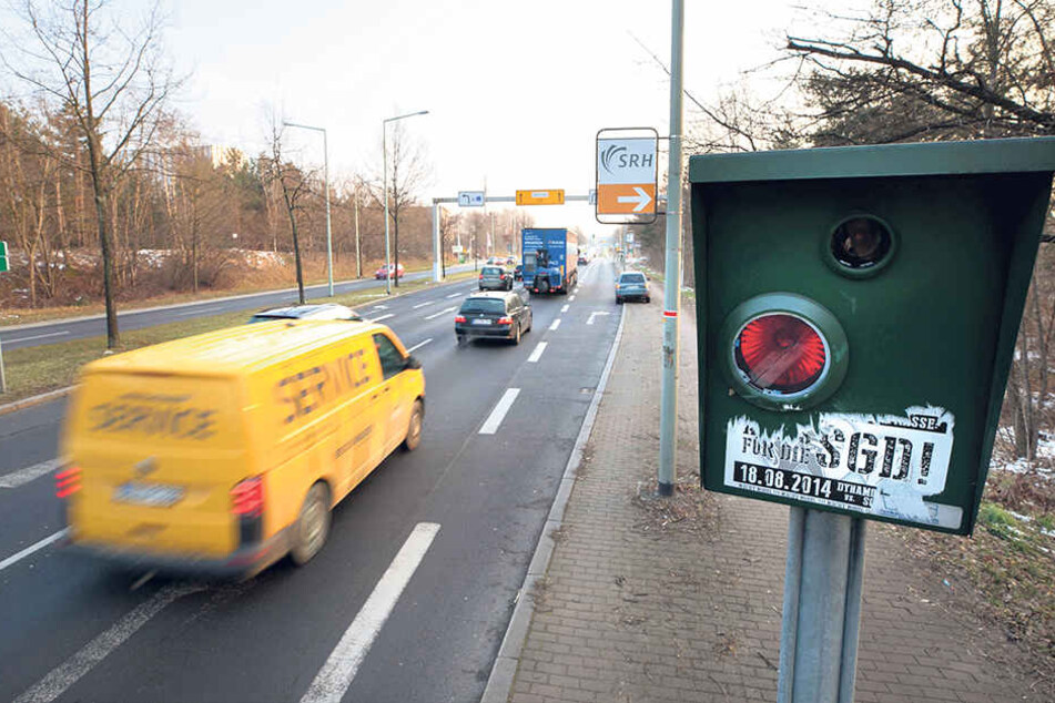 Wegen des Blitzers an der Radeburger Straße flossen 2017 fast 263 000 Euro ins Stadtsäckel. 100 Euro davon "steuerte" Puhdy Dieter "Maschine" Birr (73) bei.
