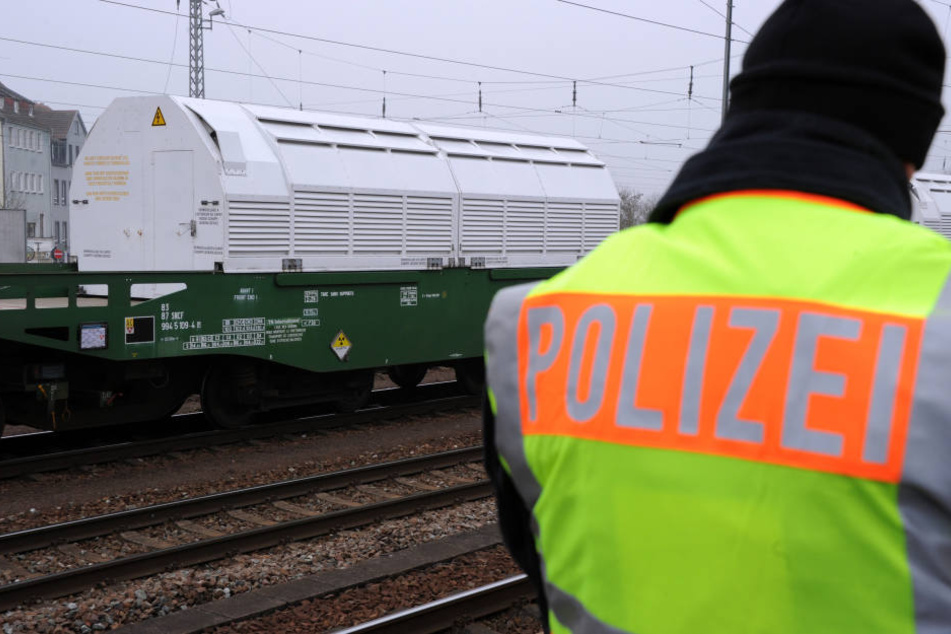 Kinder fanden am Dienstagnachmittag eine seit Ostermontag vermisste 36-Jährige in einem Gebüsch neben den Bahngleisen in Delitzsch. (Symbolbild)
