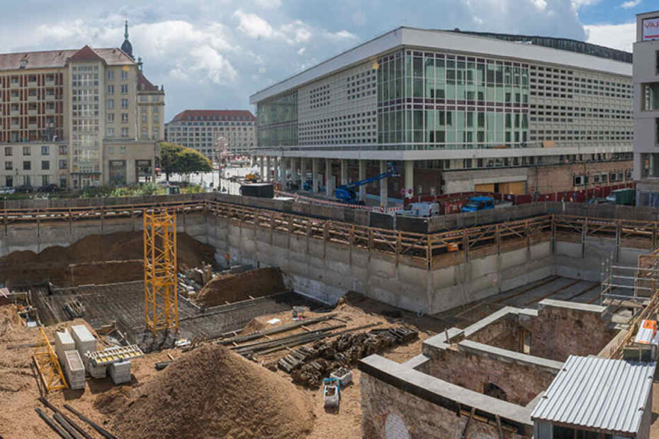 Neben dem Kulturpalast klafft währenddessen ein anderes Baustellenloch.