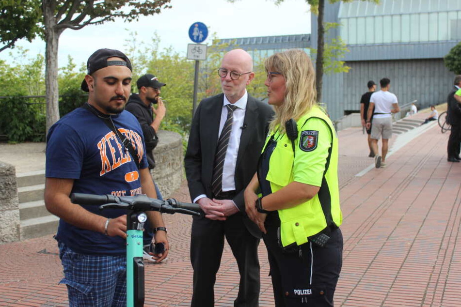 Der Kölner Polizeipräsident Uwe Jacob am Donnerstagnachmittag während der Kontrolle eines E-Scooter-Fahrers in der Kölner Altstadt.