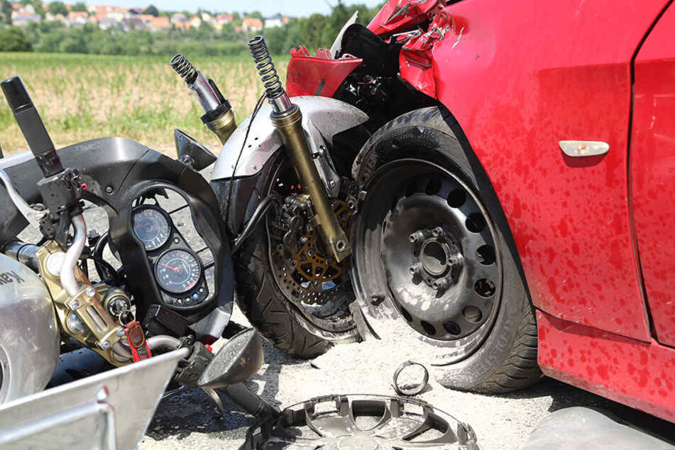 Sowohl die BMW-Fahrerin als auch der Biker wurden verletzt.