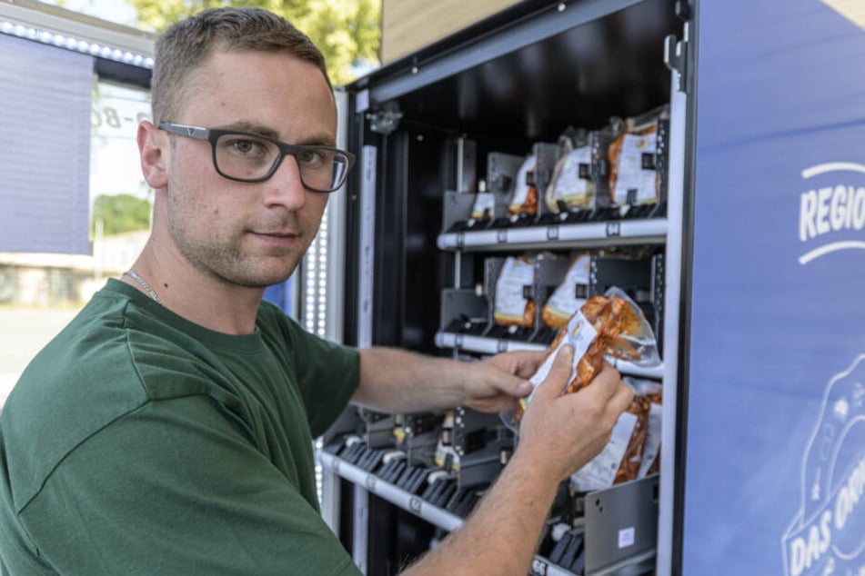 Manuel Farr (31) vom Geflügelhof Weber füllt vorm Simmel-Markt in Grüna Grillfleisch im neuen Rund-um-die-Uhr-Automat nach.