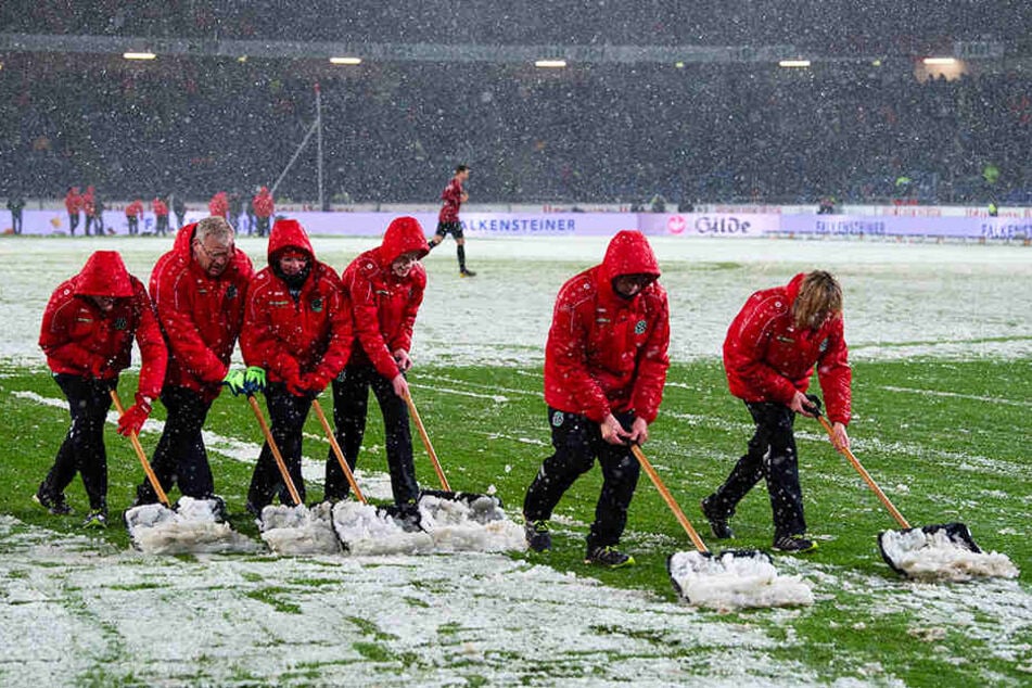 Viele Helfer befreiten den Platz in der Halbzeit zumindest teilweise vom Schnee.