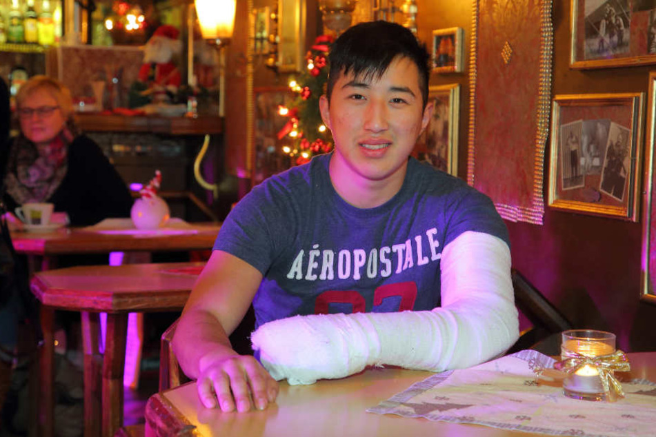 Der mongolische Artist Sukhbaatar Temuujin (20) muss den linken Arm in der
Gipsschiene schonen.