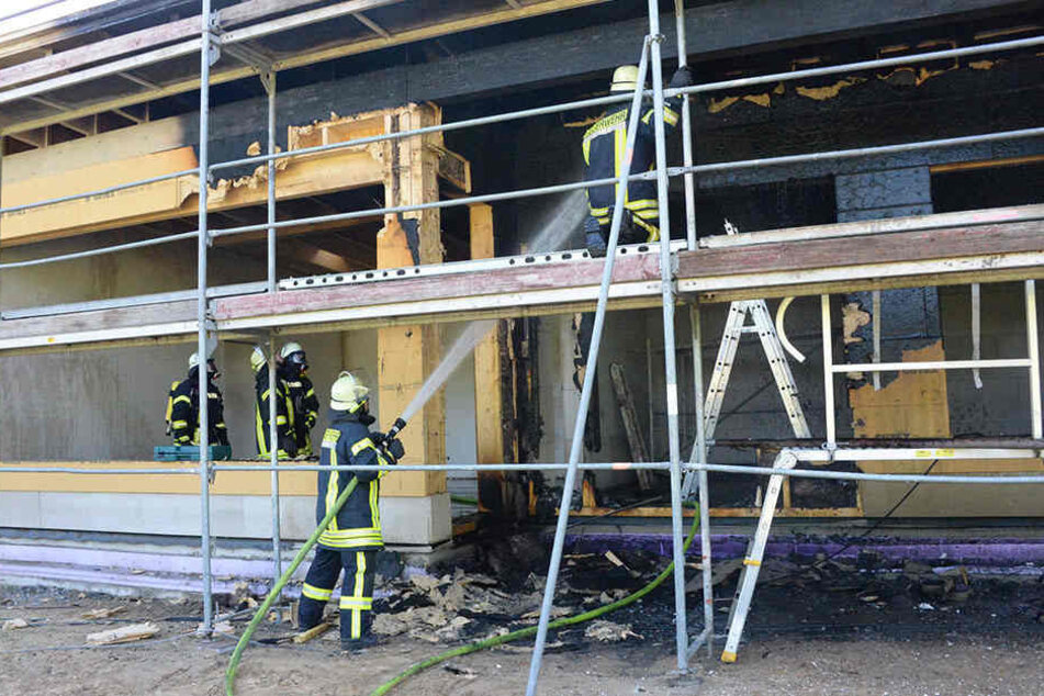 Zahlreiche Feuerwehrmänner mussten die Flammen in den Griff bekommen.
