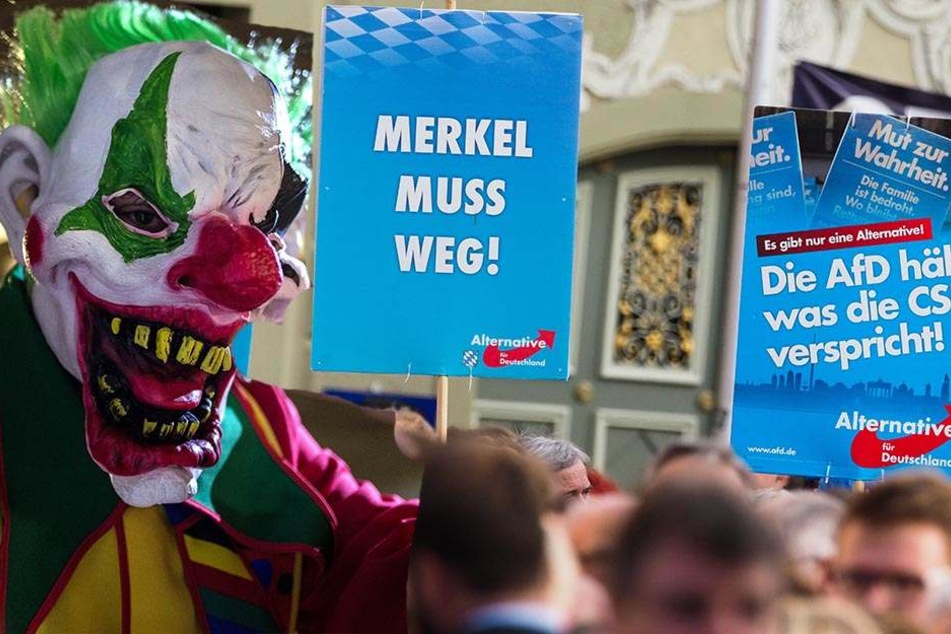 In Hechingen wurden AfD-Politiker an einem Wahlkampfstand von Clowns attackiert.