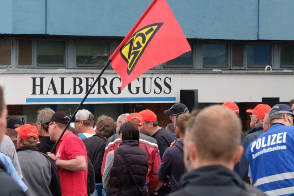 Die rund 2200 Beschäftigten in Saarbrücken und Leipzig streiken seit dem 14. Juni für höhere Abfindungen und die Einrichtung von Beschäftigungsgesellschaften im Fall von Entlassungen.