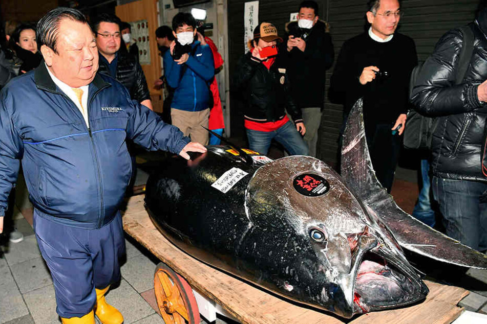 Der Blauflossenthunfisch wurde bei der ersten Auktion in diesem Jahr auf dem neuen Fischmarkt der japanischen Hauptstadt von einer Restaurantkette gekauft.