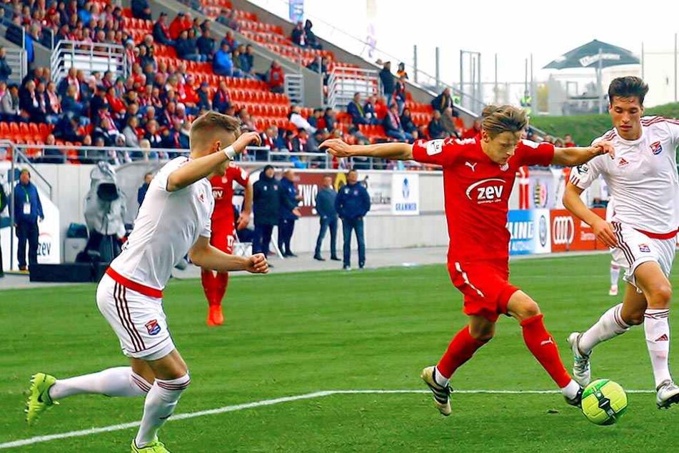 Zwickaus Bentley Baxter Bahn (M.) in der Partie gegen Unterhaching vor Max Dombrowka (l.) und Thomas Hagn am Ball.