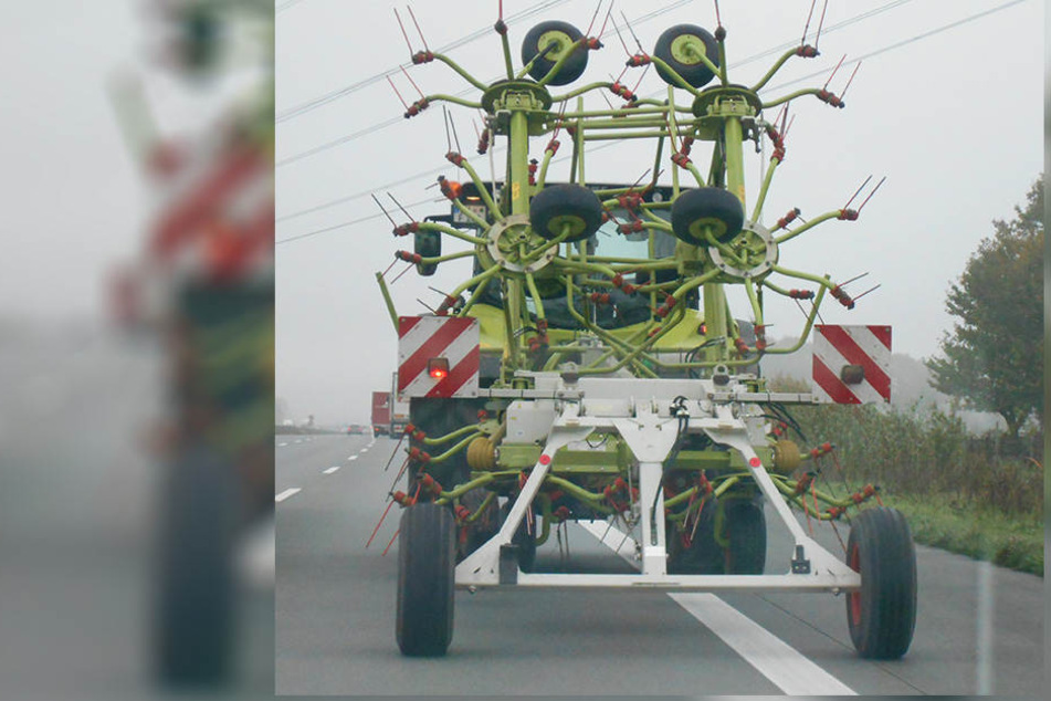 Mit gerade einmal 50 km/h ging es mit dem Traktor über die Autobahn.