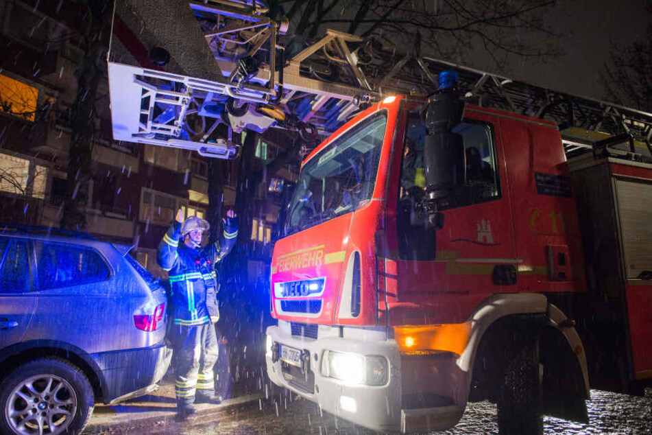 Die Feuerwehr rettete mehrere Personen von ihren Balkonen (Symbolbild).