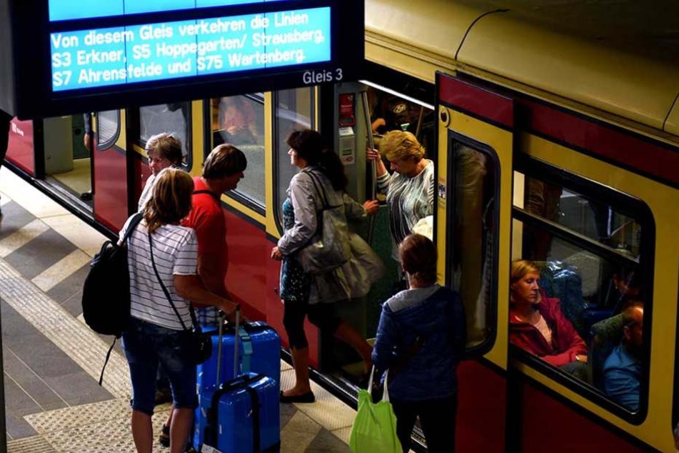 Bahn-Reisende müssen sich heute am Ostkreuz auf Behinderungen und Verzögerungen einstellen.