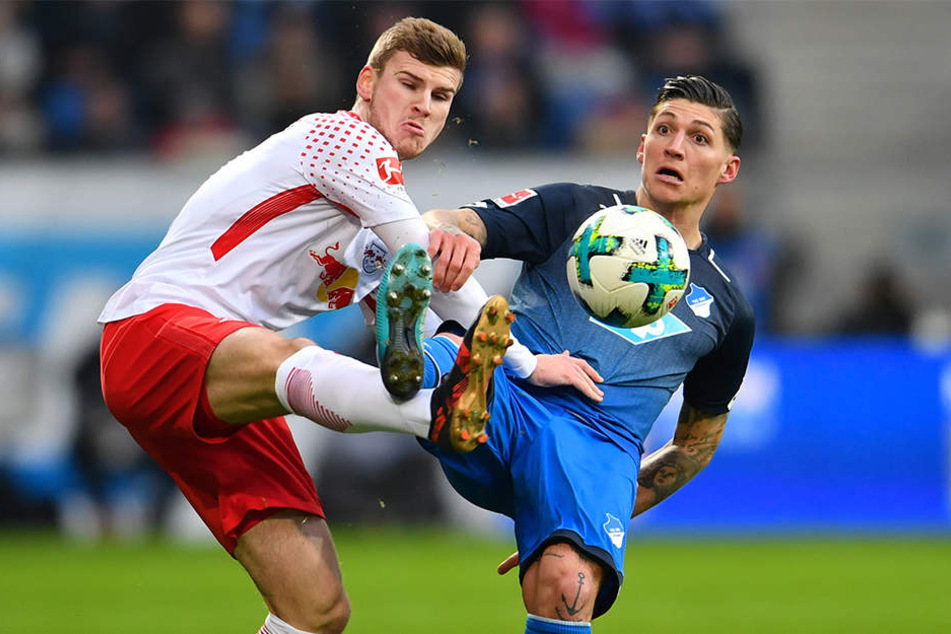 Timo Werner (l., RB Leipzig) kämpft mit Steven Zuber (r., Hoffenheim) um den Ball.
