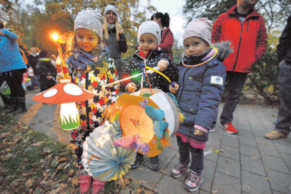 Heute Abend marschieren wieder Tausende Kinder zum Lampionumzug den Schlossberg hinauf. Mathilda (4, v.l.), Amy (4) und Emilia (3.) waren vergangenes Jahr mit von der Partie.