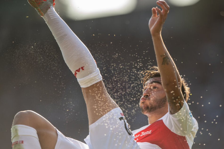 Stuttgarts Nicolas Gonzalez fliegt durch die Luft.