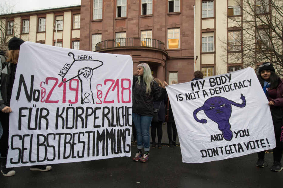 Die Ärztin durfte sich vor dem Gericht über viel Rückendeckung freuen.