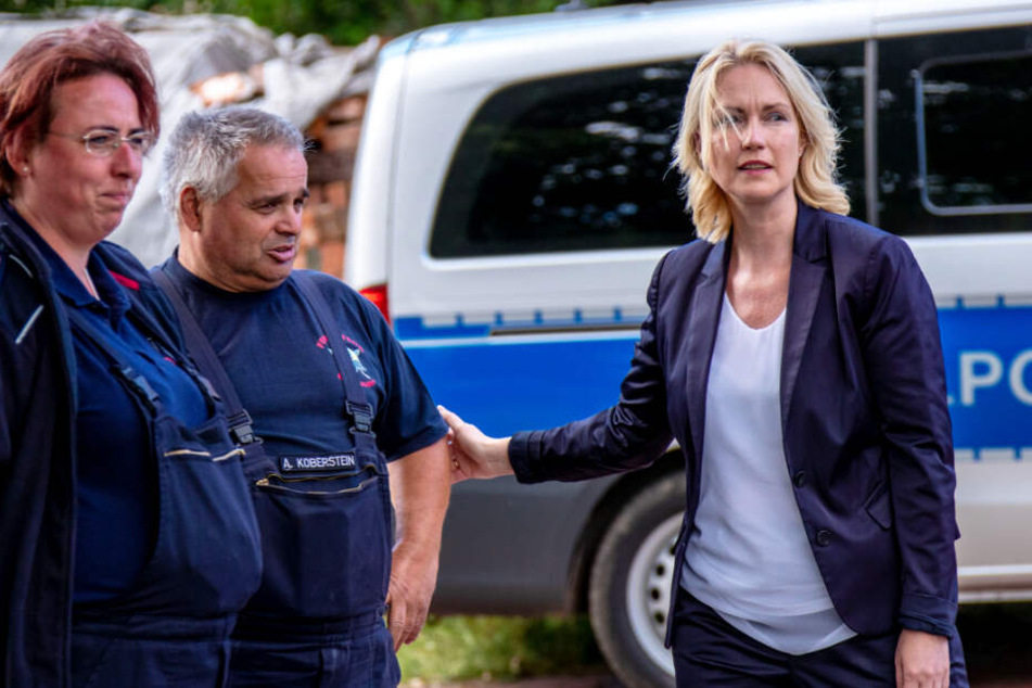 Ministerpräsidentin Manuela Schwesig spricht mit Feuerwehrleuten über den Einsatz.