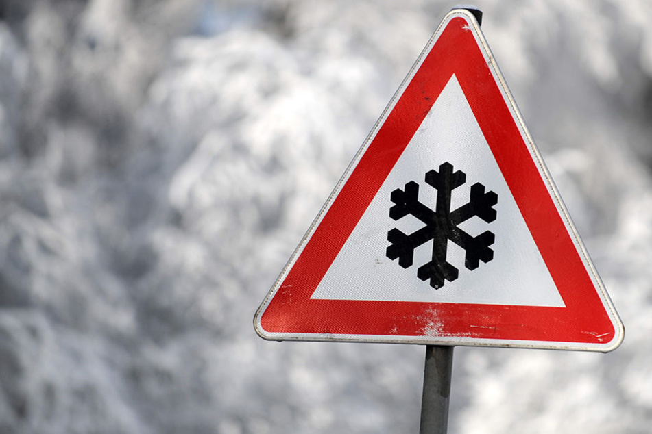 Die Wetterlage soll sich entspannen. Auch die eisglatten Straßen wären wieder frei (Symbolbild).