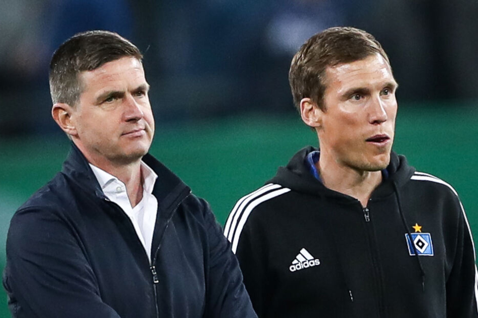 Hannes Wolf (rechts) und Sportdirektor Ralf Becker stehen nach einem Spiel nebeneinander auf dem Platz.