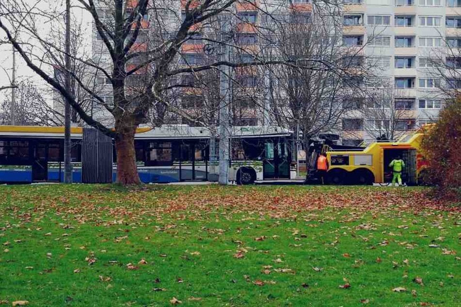 Vermutlich wegen eines defekten Kompressors blieb der LVB-Bus der Linie 60 am Bayrischen Bahnhof liegen.