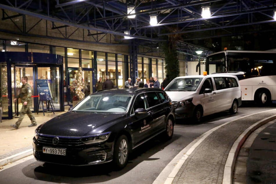 Eine Fahrzeugkolonne wartet auf die Bundeskanzlerin.