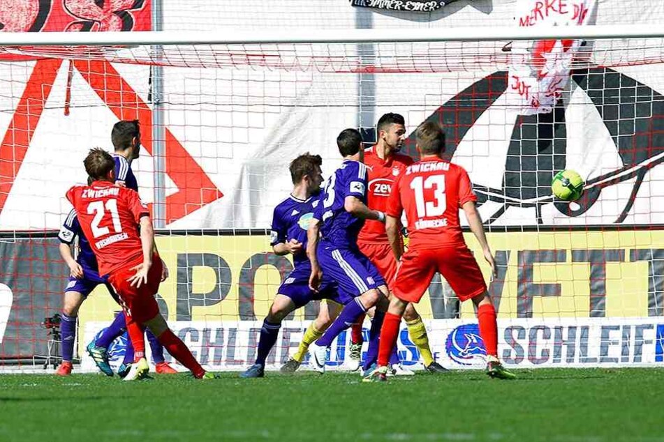 Jan Washausen zieht ab und hämmert die Kugel zum 1:1 in die Maschen.
