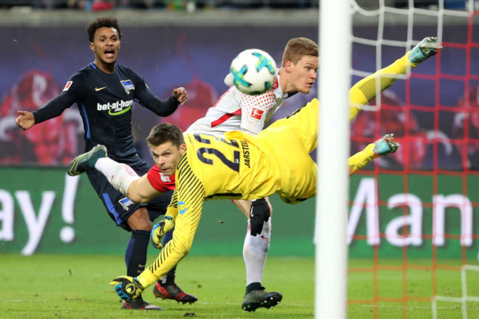 Erst das Tor, dann der Schmerz: Marcel Halstenberg traf per Kopf zum 2:3, stieß dann gegen den Pfosten und brach sich die Mittelhand dreifach.