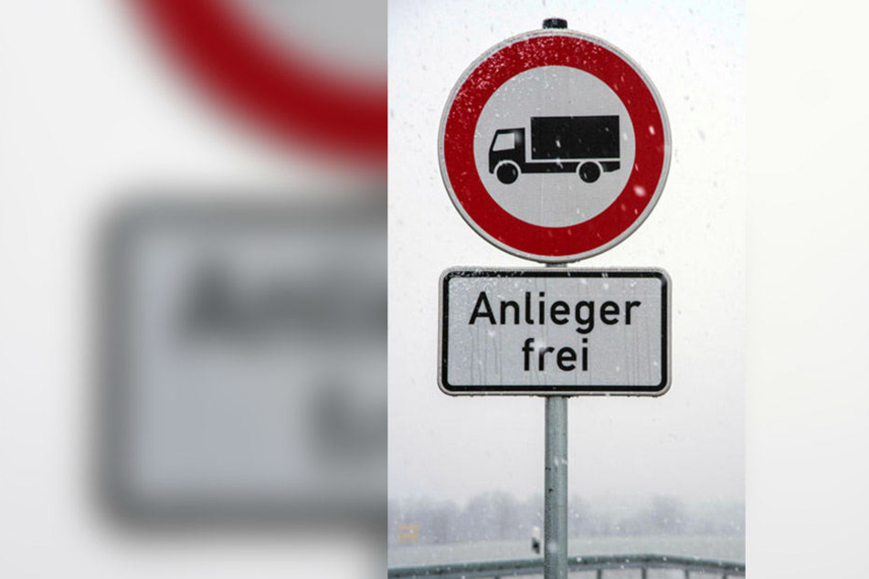 Ein Schild wie dieses sollte an der Abfahrt Richtung Schneppendorf aufgestellt werden. Daraus wurde aber nichts.