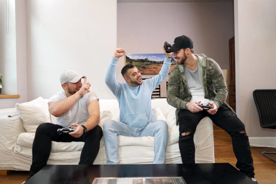 Giulio, Mario und Michel (l-r) zocken in ihrer Freizeit gerne mit der Playstation.