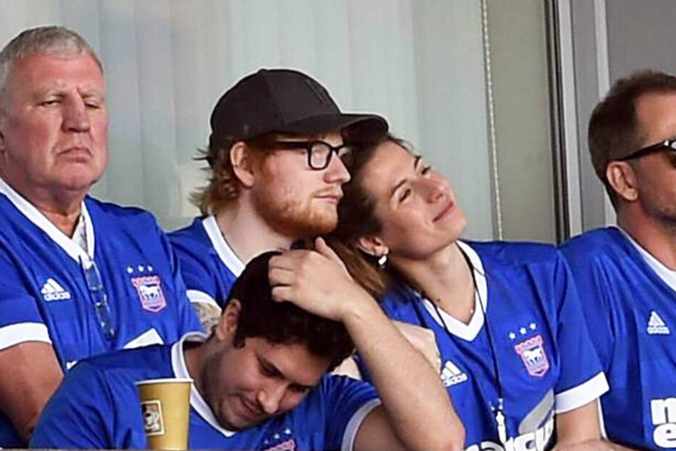Ed Sheeran bei einem Fußballspiel mit seiner Frau Cherry.