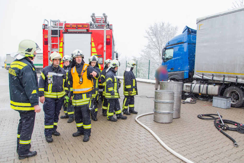 Die Feuerwehr rückte auf dem Hof der Spedition zum Gefahrguteinsatz an.