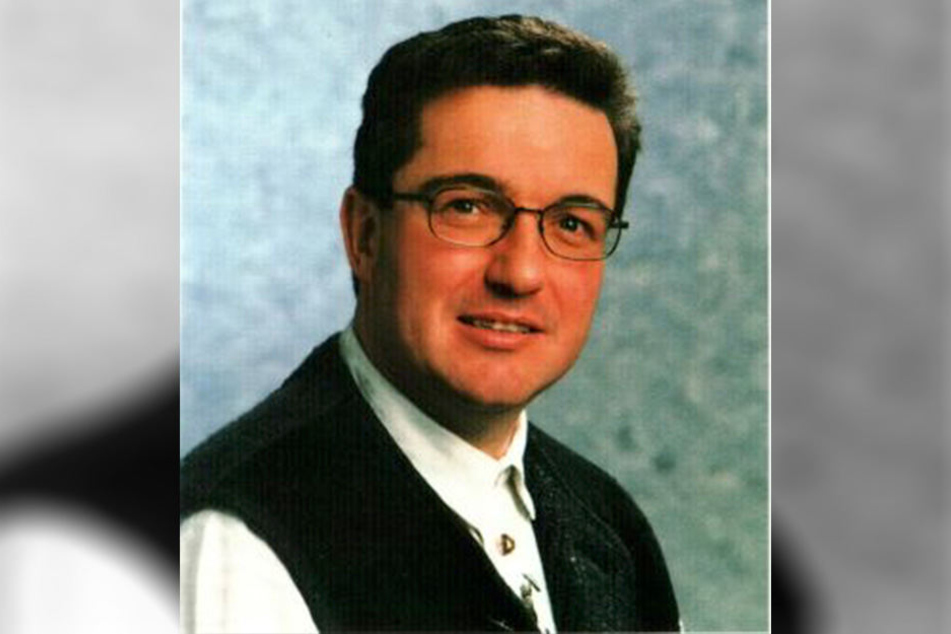 Karlheinz Gross (†38) war Manager der Volksmusikgruppe "Kastelruther Spatzen". Er wurde am 6. März 1998 schwerverletzt in einem Magdeburger Industriegebiet gefunden. Im Krankenhaus verstarb er.