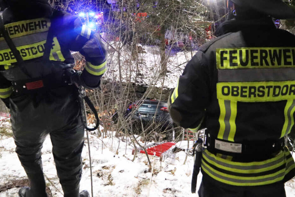 Die Feuerwehr musste das Auto aus dem Bach in Oberstdorf bergen.
