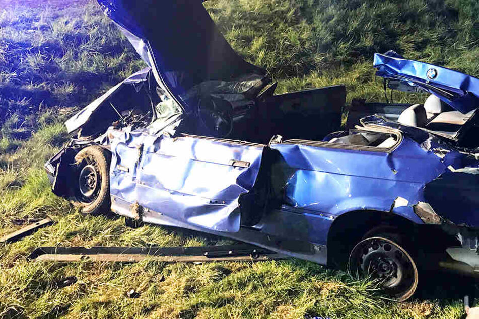 Aus diesem Wrack befreite die Feuerwehr drei Menschen lebend.