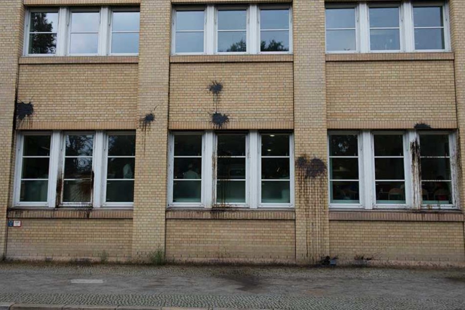 Farbspuren und zerbrochene Fensterscheiben blieben nach dem Angriff auf die Bundesdruckerei zurück.