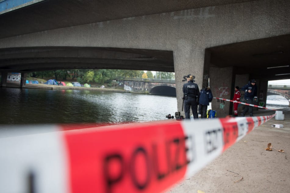 Ein Unbekannter erstach den 16-jährigen Viktor E. unter der Kennedybrücke an der Alster (Archivbild).