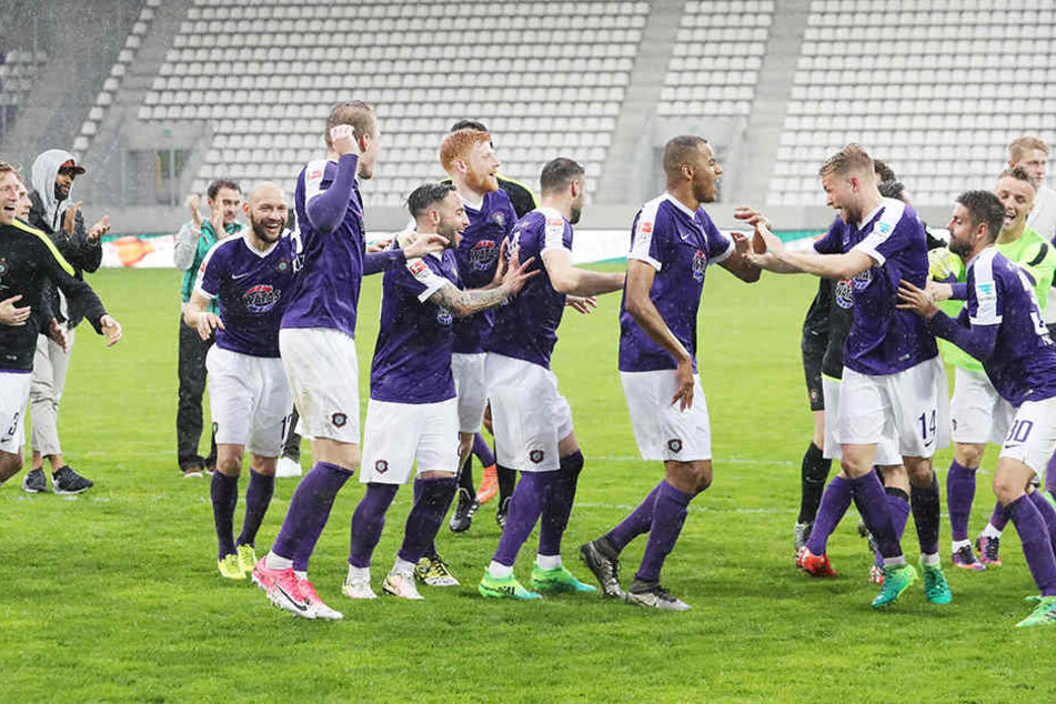 Tanzen im Regen: Die FCE-Kicker feierten den so wichtigen Sieg gegen Kaiserslautern ausgelassen.