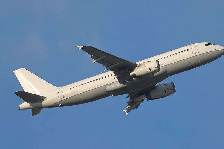 Der Zwölfjährige verließ sein Land per Flugzeug (Symbolbild).