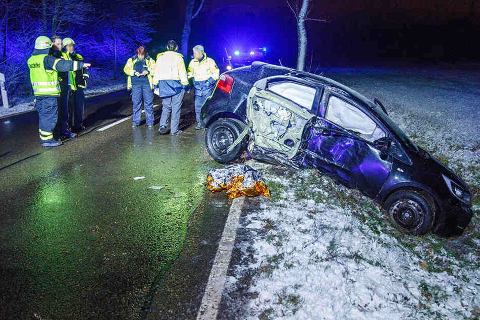 Der Kia kam auf der glatten Straße ins Schleudern, krachte gegen eine Baum und blieb dann an einer Böschung stehen.